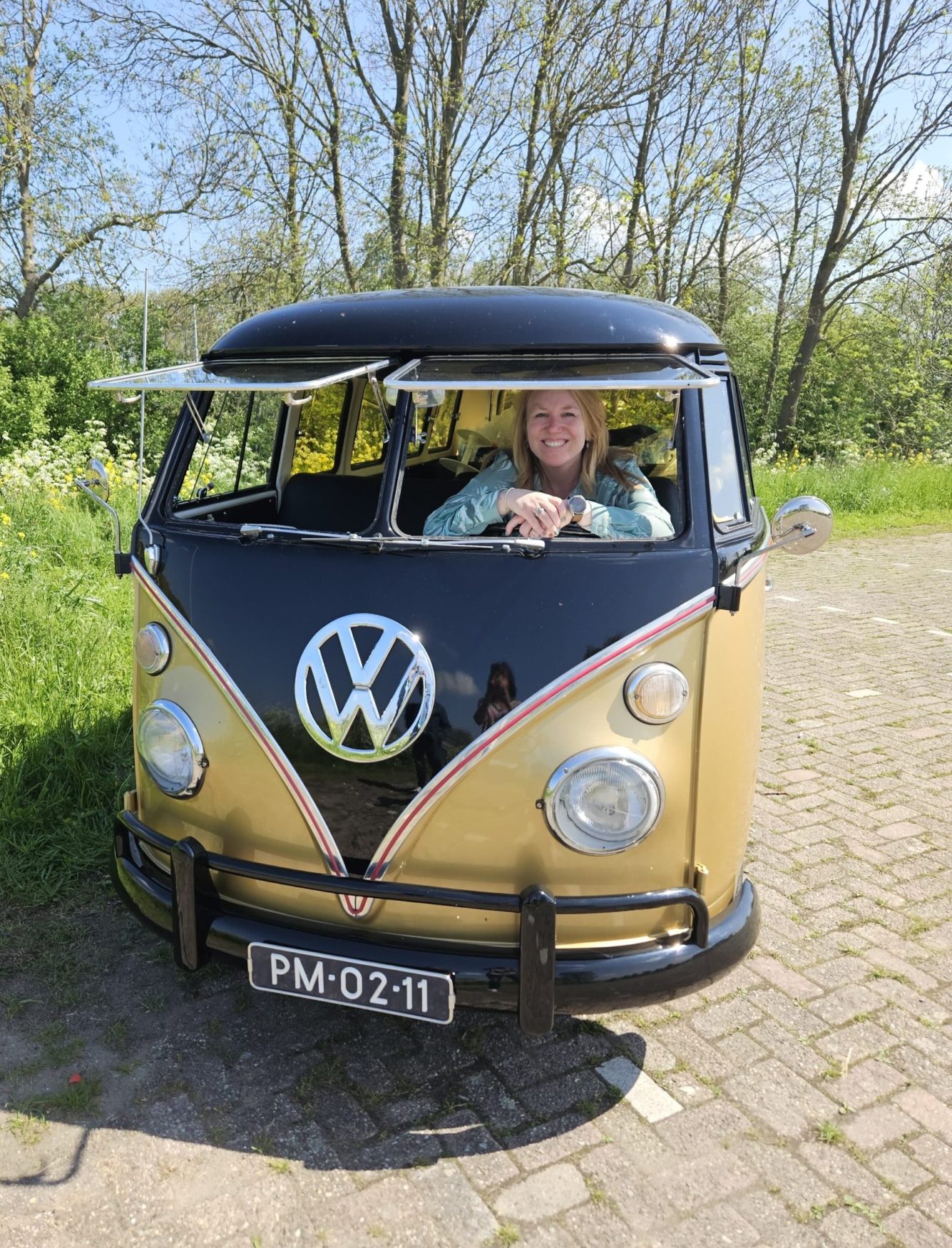 VW-busje-goldy-huren-voor-8-personen-om-zelf-mee-te-touren-scaled